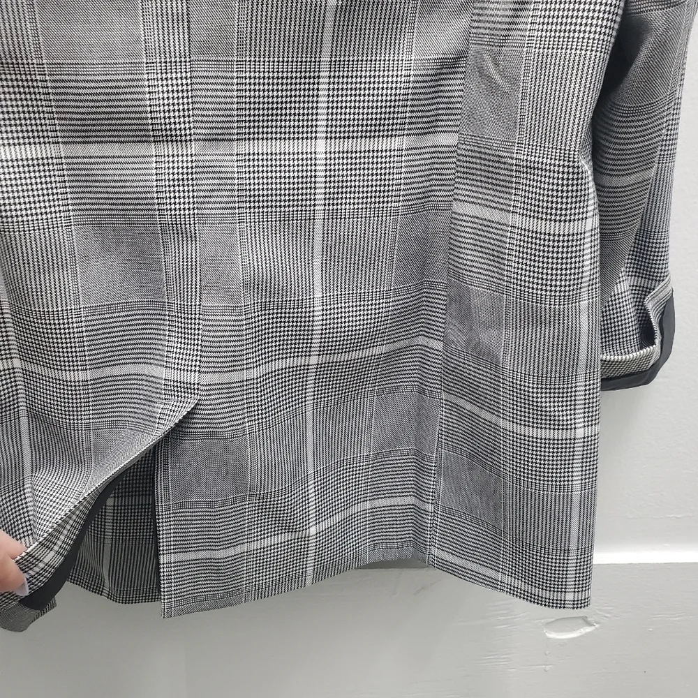 Double Breast Grid Pane Houndstooth Blazer w/ pockets! 8 - Picture 12 of 14